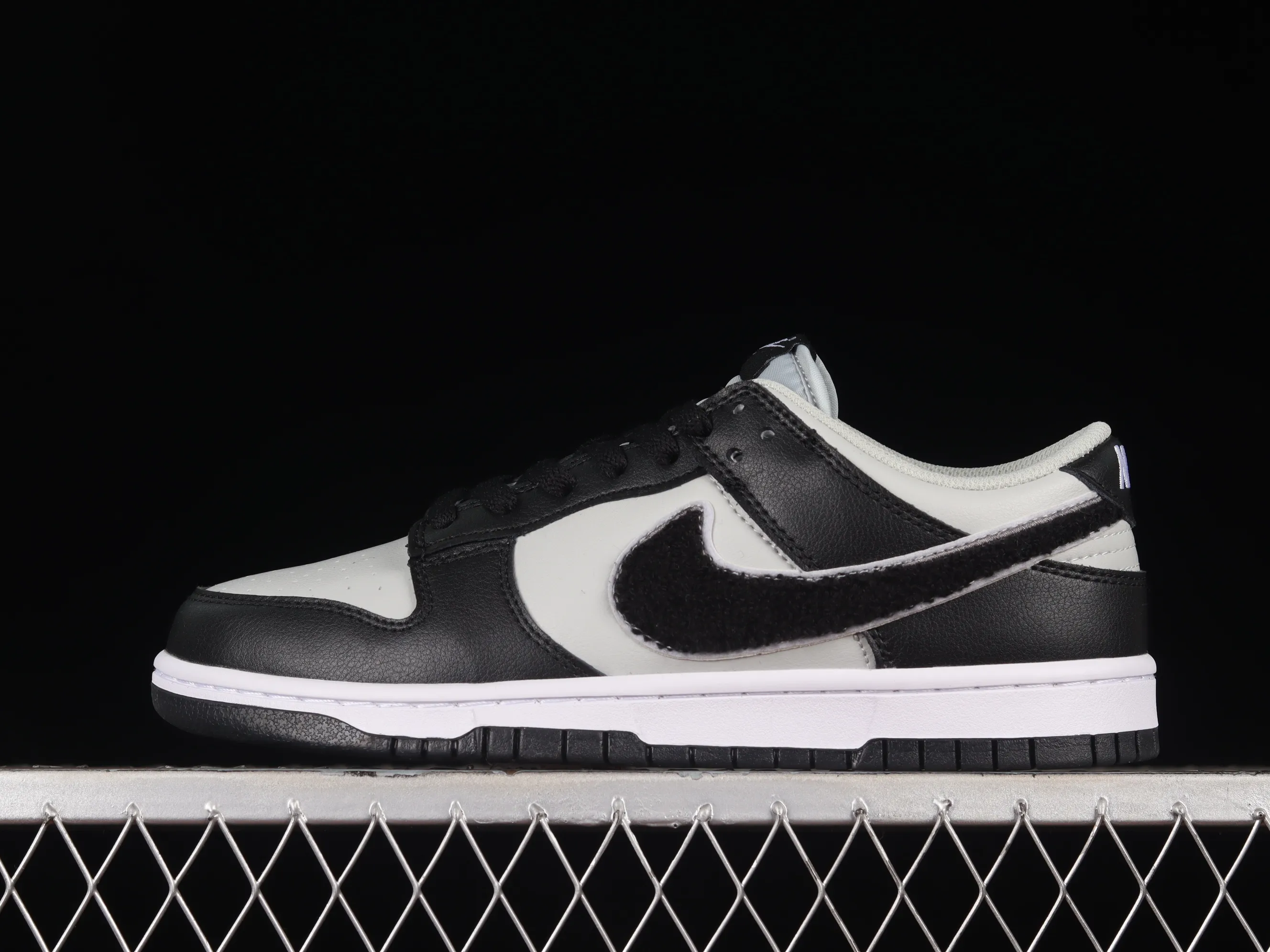 All Categories Nk SB Dunk Series Nk SB Dunk Low Low-top sneakers Cost-effective version Nk Dunk Low "Chenille" plush black hook SB low-top sports and leisure sneakers DQ7683-001
